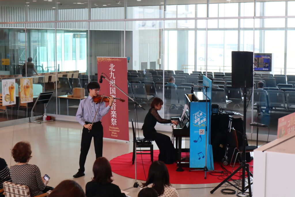 「まろさんのヴァイオリンがうまくなるひみつ」受講生で、中学生の濱田理誉さんが演奏を披露しました。