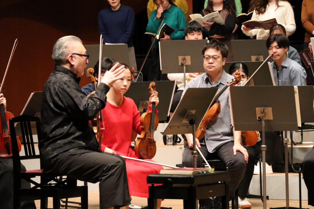 マイスター組とライジングスター組が意見を出し合いながら楽曲を仕上げていく。リハーサルは、MAROオケの魅力が大切な時間。