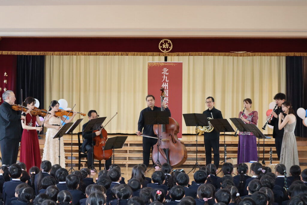 私立幼稚園連盟との取り組みの一つである北九州市内幼稚園での鑑賞教室。
